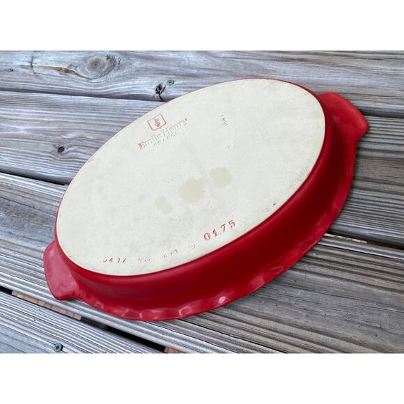 Emile Henry large scalloped oval baking dish - Picture 5 of 6
